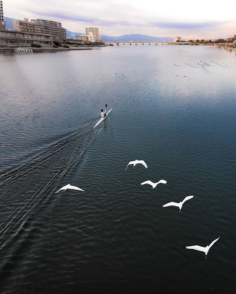 審査員特別賞 仙波昭宏さんの作品「唐橋の下　行き交う鳥と残る航跡」